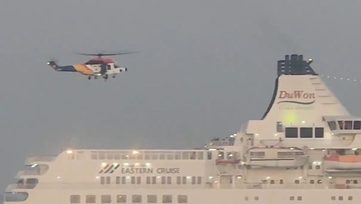 [부산=뉴시스] 16일 오전 5시52분께 일본 사세보를 출발해 부산항으로 입항하던 크루즈선 A호(2만6594t)의 내국인 승객 A(30대)씨가 혈압이 불안정하고 정신이 혼미한 상태라는 신고가 부산해경에 접수, 해경이 헬기로 구조 작업을 벌이고 있다. (사진=부산해양경찰서 제공) 2025.11.16. photo@newsis.com *재판매 및 DB 금지