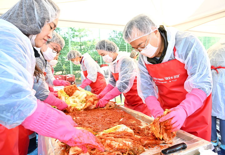 [서울=뉴시스]명노현(사진 오른쪽) ㈜LS 부회장이 15일 LS미래원에서 열린 김장 나눔 행사에 참여해 LS 임직원 및 안성시 자원봉사자들과 함께 김치를 담그고 있다. (사진=LS그룹 제공) photo@newsis.com *재판매 및 DB 금지