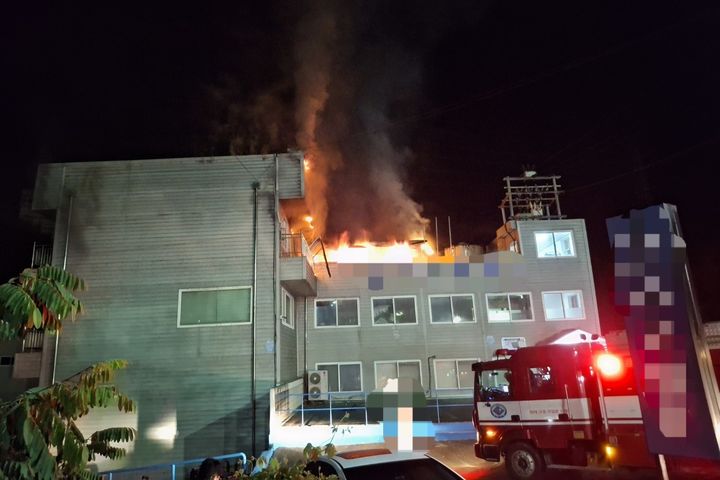 [경주=뉴시스] 16일 오전 3시33분께 경주시 외동읍 자동차 부품 제조공장 기숙사에서 화재가 발생했다. (사진=경북소방본부 제공) 2025.11.16. photo@newsis.com&nbsp; *재판매 및 DB 금지