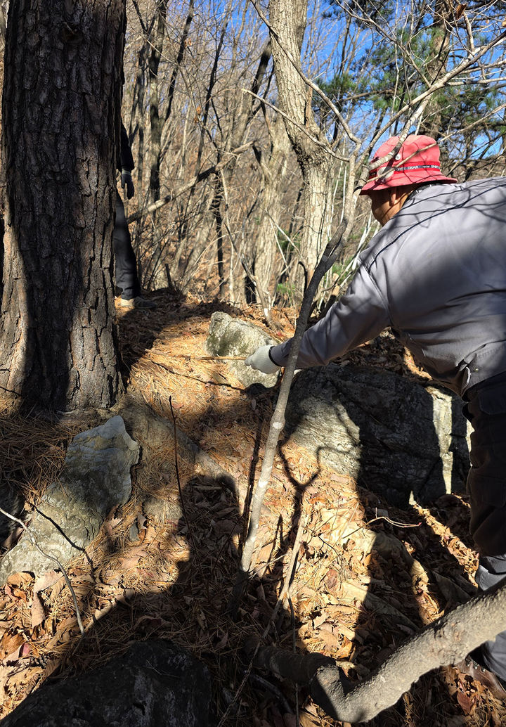 지난 15일 태백시 문곡소도동 함백산 기슭의 ‘목 없는 시신’ 발견 장소에서 스님이 현장을 설명하고 있다.(사진=뉴시스) *재판매 및 DB 금지