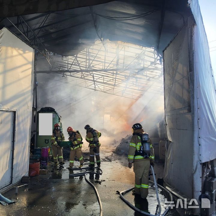 [김포=뉴시스] 16일 오전 경기 김포시 통진읍 한 플라스틱 가공공장에서 불이 나 소방당국이 진화 작업을 벌이고 있다. (사진=김포소방서 제공) 2025.11.16. photo@newsis.com 