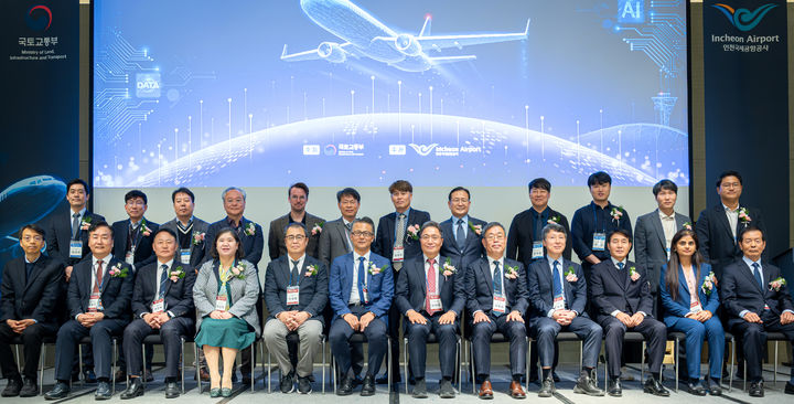 [서울=뉴시스] 지난 14일 인천 그랜드하얏트 호텔에서 진행된 ‘제34회 항행안전시설 국제 세미나’에서 인천국제공항공사 이학재 사장(앞줄 왼쪽에서 일곱번째), 국토교통부 유경수 항공안전정책관(앞줄 왼쪽에서 여섯번째)을 비롯한 참석자들이 기념촬영을 하고 있다. 2025.11.16. (사진=인천공항공사 제공) photo@newsis.com *재판매 및 DB 금지