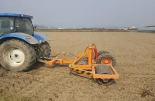 롤러 부착 트랙터의 진압장업 모습(사진 : 농촌진흥청 제공) *재판매 및 DB 금지