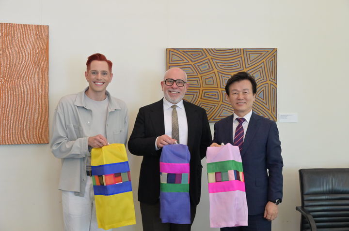 [진주=뉴시스]진주시, 호주 국립박물관에 실크등 협업 전시.(사진=진주시 제공).2025.11.16.photo@newsis.com *재판매 및 DB 금지