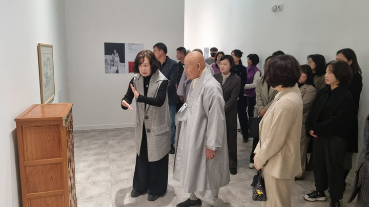 [진주=뉴시스]조계종 종정 성파스님, 진주전통공예비엔날레 방문.(사진=진주시 제공).2025.11.16.photo@newsis.com *재판매 및 DB 금지