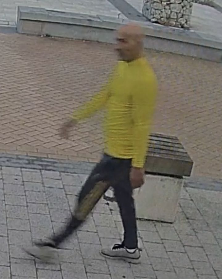 [뉴시스] 영국 해변가에서 다수 여성을 상대로 한 상습 성추행 사건이 발생해, 서식스 경찰이 용의자 특정을 위해 CCTV 이미지를 공개했다. 사진은 CCTV에 포착된 용의자의 모습. (사진 = 서식스 경찰 제공, 더선 캡처) 2025.11.16. *재판매 및 DB 금지