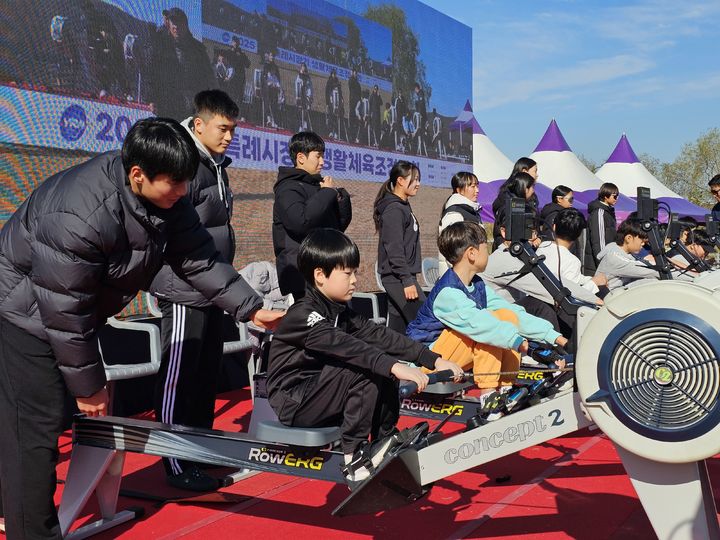 [용인=뉴시스]용인조정경기장에서 조정경기를 체험하는 학생들(사진=용인시조정협회 제공) *재판매 및 DB 금지