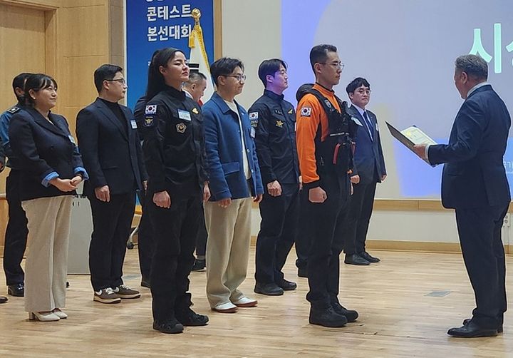 [대구=뉴시스]대구 강북소방서 이모세 소방장이 충북 진천 국가인재원에서 개최된 ‘제43회 공공HRD콘테스트’에서 국무총리상을 받고 있는 모습이다(사진=대구소방본부 제공) 2025.11.16 photo@newsis.com *재판매 및 DB 금지