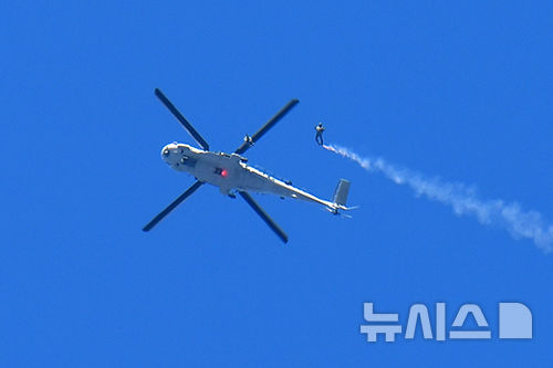 [포항=뉴시스] 송종욱 기자 = '2025 포항해병대문화축제'가 15~16일 이틀간 오천읍 해병의 거리와 해병대 제1사단 일원에서 개최했다. 사진은 15일 올해 처음 선보인 해병대 고공강하 시범. (사진=독자 제공) 2025.11.16. photo@newsis.com