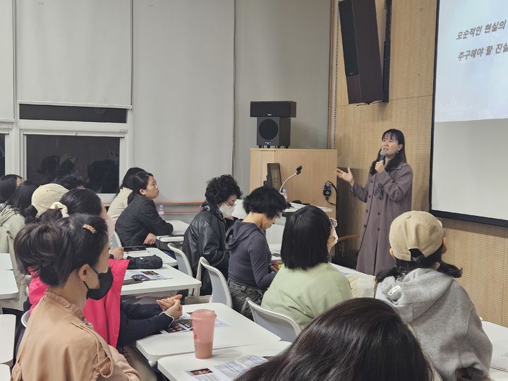 [대구=뉴시스] 대구 대현도서관 인문학 특강 운영 모습. (사진=행복북구문화재단 제공) 2025.11.16. photo@newsis.com *재판매 및 DB 금지