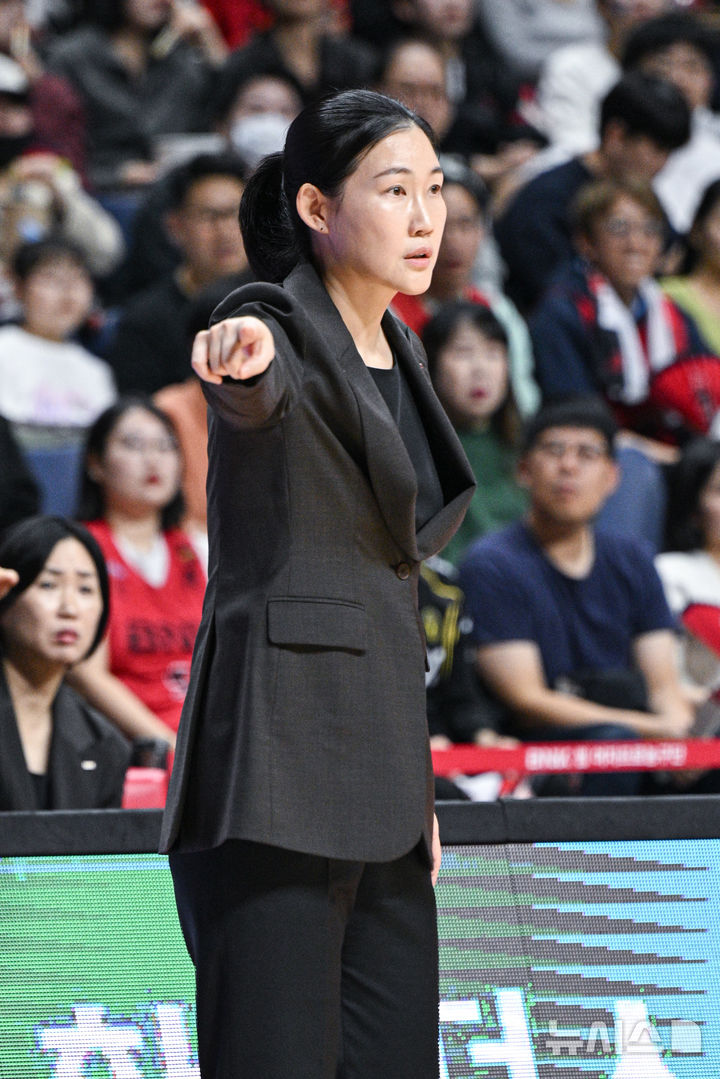 [서울=뉴시스]여자프로농구 부산 BNK의 박정은 감독. (사진=WKBL 제공) 2025.11.16. 