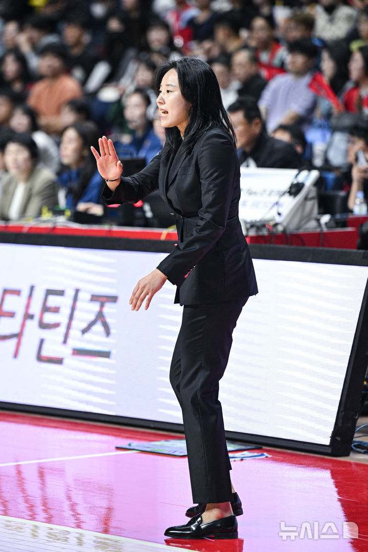 [서울=뉴시스]여자프로농구 인천 신한은행의 최윤아 감독. (사진=WKBL 제공) 2025.11.16. 