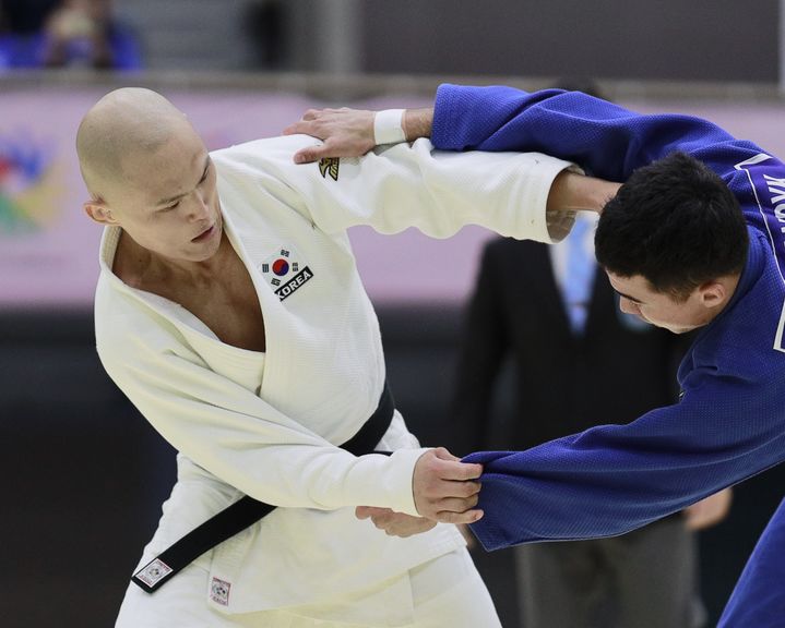 [서울=뉴시스] 16일 일본 무도관에서 열린 2025 도쿄 데플림픽 유도 남자 73㎏급에서 은메달을 획득한 황현(사진 왼쪽)의 경기 모습. (사진 = 대한장애인체육회 제공) *재판매 및 DB 금지