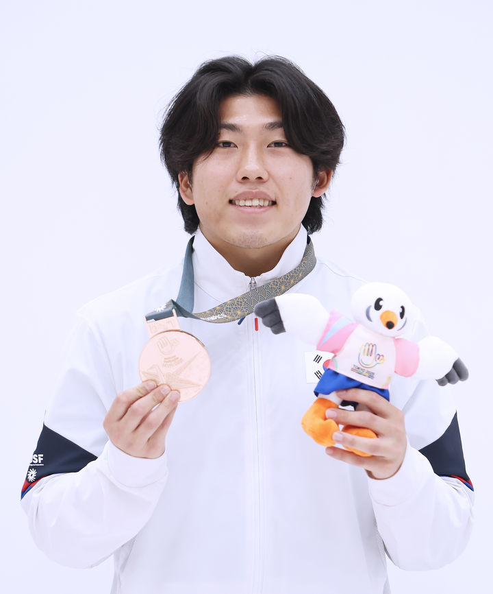 [서울=뉴시스] 16일 일본 도쿄 아지노모토 국립훈련센터 사격장에서 열린 2025 도쿄 데플림픽 남자 10m 공기소총에서 동메달을 획득한 백승학이 기념 촬영을 하고 있다. (사진 = 대한장애인체육회 제공) *재판매 및 DB 금지