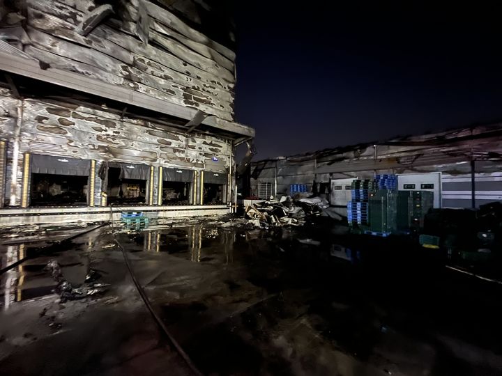 [칠곡=뉴시스] 16일 오전 7시10분께 칠곡군 지천면 금호리의 한 육류, 가공식품, 야채 등 보관 저온저장 창고에서 발생한 화재가 12시간여 만에 완전히 진압됐다. (사진=경북소방본부 제공) 2025.11.16. photo@newsis.com&nbsp; *재판매 및 DB 금지