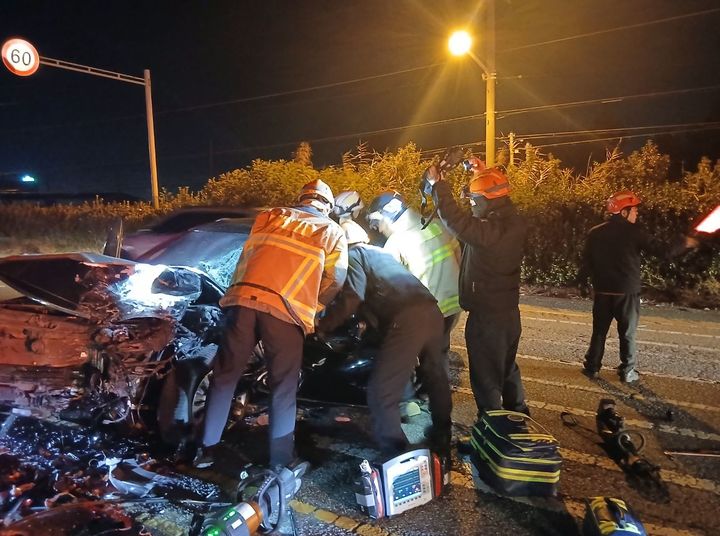 [전주=뉴시스] 16일 오후 6시20분께 전북 전주시 덕진구 팔복동의 한 도로에서 그랜저 차량이 마주오던 카니발 차량을 들이받아 구급대원이 그랜저 차량 내 운전자 구조 작업을 펼치고 있다. (사진=전북도소방본부 제공) 2025.11.16. photo@newsis.com *재판매 및 DB 금지