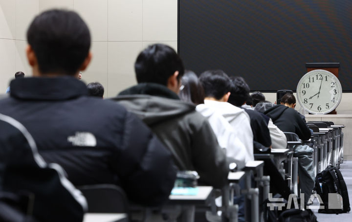[서울=뉴시스] 황준선 기자 = 11월 16일 서울 종로구 성균관대학교 인문사회과학캠퍼스에서 열린 2026학년도 수시모집 논술 시험에 응시한 수험생들이 시험 시작을 기다리고 있다. 2025.11.16. hwang@newsis.com