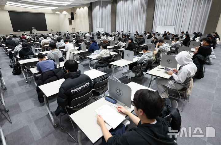 [서울=뉴시스] 황준선 기자 = 16일 서울 종로구 성균관대학교 인문사회과학캠퍼스에서 열린 2026학년도 수시모집 논술 시험에 응시한 수험생들이 시험 시작을 기다리고 있다. 2025.11.16. hwang@newsis.com