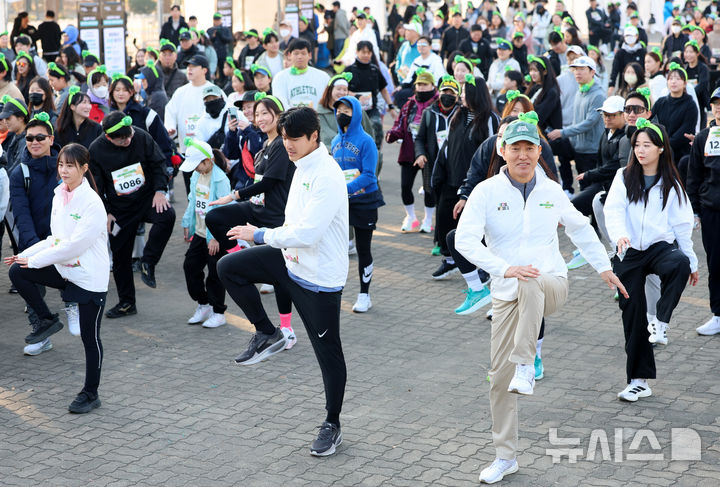 [서울=뉴시스] 이영환 기자 = 오세훈 서울시장과 배우 이재윤, 가수 겸 배우 한승연 및 시민들이 16일 오전 서울 마포구 상암월드컵공원 평화광장에서 열린 2025 서울 쉬엄쉬엄 런에 참석해 몸풀기를 하고 있다. 2025.11.16. 20hwan@newsis.com