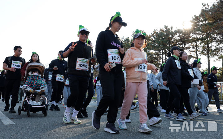 [서울=뉴시스] 이영환 기자 = 16일 오전 서울 마포구 상암월드컵공원 평화광장에서 열린 2025 서울 쉬엄쉬엄 런에서 참가자들이 힘찬 출발을 하고 있다. 2025.11.16. 20hwan@newsis.com