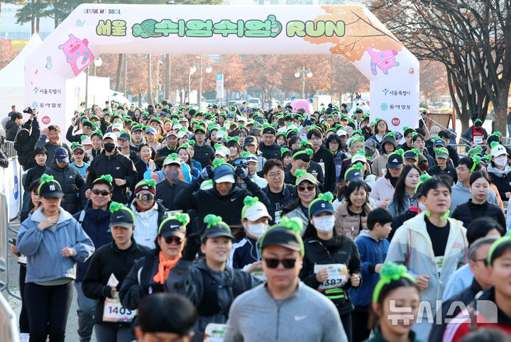 [서울=뉴시스] 이영환 기자 = 16일 오전 서울 마포구 상암월드컵공원 평화광장에서 열린 2025 서울 쉬엄쉬엄 런에서 참가자들이 힘찬 출발을 하고 있다. 2025.11.16. 20hwan@newsis.com