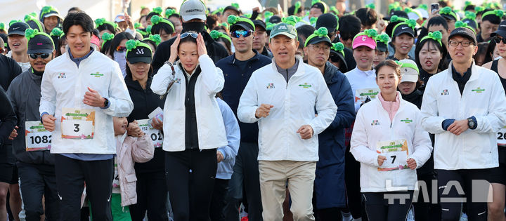 [서울=뉴시스] 이영환 기자 = 오세훈 서울시장이 16일 오전 서울 마포구 상암월드컵공원 평화광장에서 열린 2025 서울 쉬엄쉬엄 런에 참석해 홍보대사인 배우 이재윤, 김윤서 코치, 가수 겸 배우 한승연 및 참가자들과 힘찬 출발을 하고 있다. 2025.11.16. 20hwan@newsis.com