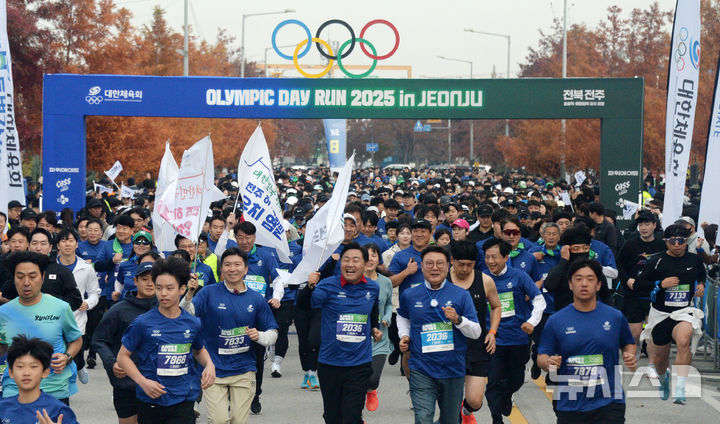 [전주=뉴시스] 김얼 기자 = 김관영(가운데) 전북특별자치도지사와 유승민(가운데 왼쪽) 대한체육회장이 16일 전북 전주시 전주월드컵경기장에서 열린 '2025 올림픽 데이런 인 전주'에 참석해 경기를 치르고 있다. 2025.11.16. pmkeul@newsis.com