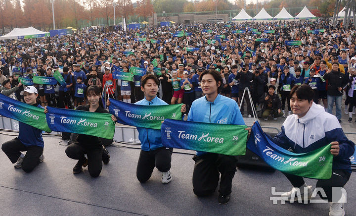 [전주=뉴시스] 김얼 기자 = 이동국(오른쪽) 전 전북현대 선수를 비롯한 스포츠 스타들이 전북특별자치도지사를 비롯한 관계자들이 16일 전북 전주시 전주월드컵경기장에서 열린 '2025 올림픽 데이런 인 전주'에 참석해 기념촬영을 하고 있다. 2025.11.16. pmkeul@newsis.com