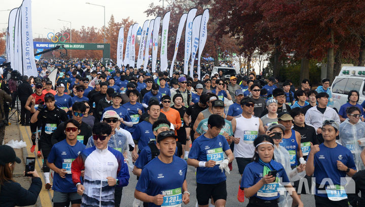 [전주=뉴시스] 김얼 기자 = '2025 올림픽 데이런 인 전주'가 열린 16일 전북 전주시 전주월드컵경기장에서 대회에 참가한 선수들이 출발 신호와 함께 힘차게 달려나가고 있다. 2025.11.16. pmkeul@newsis.com
