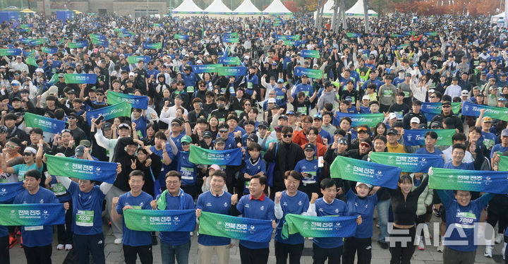 [전주=뉴시스] 김얼 기자 = 김관영(아랫줄 가운데) 전북특별자치도지사를 비롯한 관계자들이 16일 전북 전주시 전주월드컵경기장에서 열린 '2025 올림픽 데이런 인 전주'에 참석해 기념촬영을 하고 있다. 2025.11.16. pmkeul@newsis.com