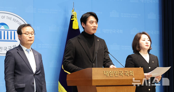 [서울=뉴시스] 김금보 기자 = 한준호 더불어민주당 정치검찰조작기소대응특별위원회 위원장이 16일 오전 서울 여의도 국회 소통관에서 대장동 사건 관련 정영학 녹취록이 검찰에 의해 조작됐다고 주장·규탄하는 기자회견을 하고 있다. 2025.11.16. kgb@newsis.com