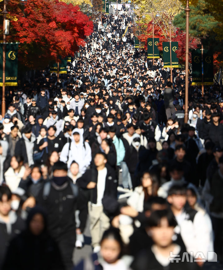 [서울=뉴시스] 황준선 기자 = 16일 서울 종로구 성균관대학교 인문사회과학캠퍼스에서 열린 2026학년도 수시모집 논술 시험을 마친 수험생들이 교정을 나서고 있다. 2025.11.16. hwang@newsis.com