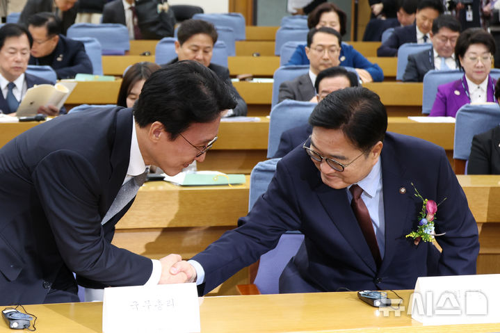 [서울=뉴시스] 김금보 기자 = 김민석 국무총리와 우원식 국회의장이 16일 서울 여의도 국회 의원회관에서 열린 제45차 한일·일한의원연맹 합동총회에 참석하며 인사를 나누고 있다. 2025.11.16. kgb@newsis.com