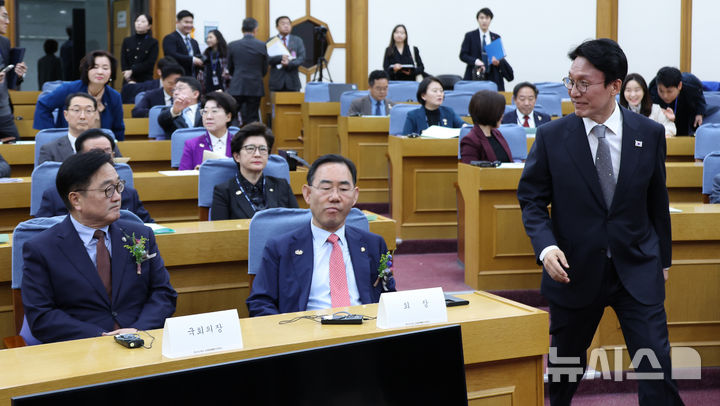[서울=뉴시스] 김금보 기자 = 김민석 국무총리가 16일 서울 여의도 국회 의원회관에서 열린 제45차 한일·일한의원연맹 합동총회에 참석하고 있다. 왼쪽부터 우원식 국회의장, 주호영 한일의원연맹 회장. 2025.11.16. kgb@newsis.com