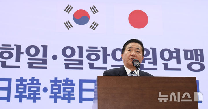 [서울=뉴시스] 김금보 기자 = 나가시마 아키히사 한일의원연맹 일본 간사장이 16일 서울 여의도 국회 의원회관에서 열린 제45차 한일·일한의원연맹 합동총회에서 스가 요시히데 한일의원연맹 일본 회장 인사말을 대독하고 있다. 2025.11.16. kgb@newsis.com