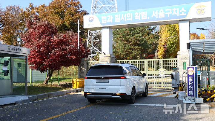 [의왕=뉴시스] 최진석 기자 = 이종섭 전 국방부 장관의 호주 도피 의혹을 수사하는 순직해병 특검팀(특별검사 이명현)의 윤석열 전 대통령 2차 조사일인 16일 경기 의왕시 서울구치소에서 해병특검팀 차량이 출입을 기다리고 있다. 2025.11.16. myjs@newsis.com