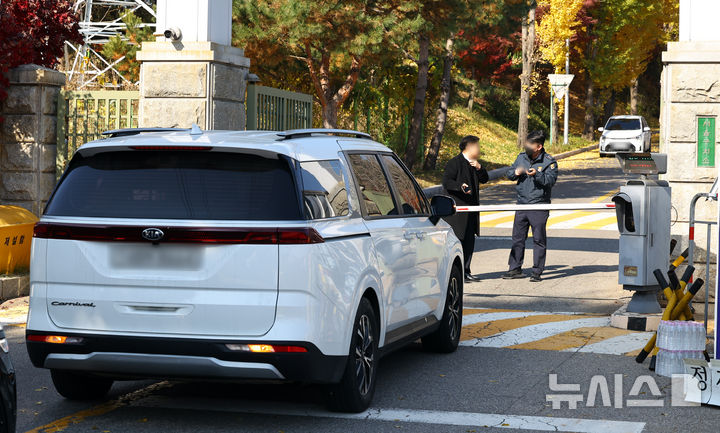 [의왕=뉴시스] 최진석 기자 = 이종섭 전 국방부 장관의 호주 도피 의혹을 수사하는 순직해병 특검팀(특별검사 이명현)의 윤석열 전 대통령 2차 조사일인 16일 경기 의왕시 서울구치소에서 해병특검팀 차량이 출입을 기다리고 있다. 2025.11.16. myjs@newsis.com