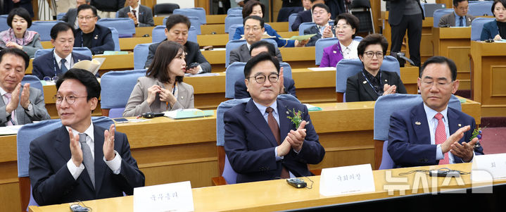 [서울=뉴시스] 김금보 기자 = 김민석(왼쪽부터) 국무총리, 우원식 국회의장, 주호영 한일의원연맹 회장이 16일 서울 여의도 국회 의원회관에서 열린 제45차 한일·일한의원연맹 합동총회에 참석해 있다. 2025.11.16. kgb@newsis.com