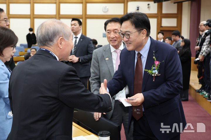 [서울=뉴시스] 김금보 기자 = 우원식 국회의장이 16일 서울 여의도 국회 의원회관에서 열린 제45차 한일·일한의원연맹 합동총회에 참석하며 일본 의원들과 인사를 나누고 있다. 2025.11.16. kgb@newsis.com