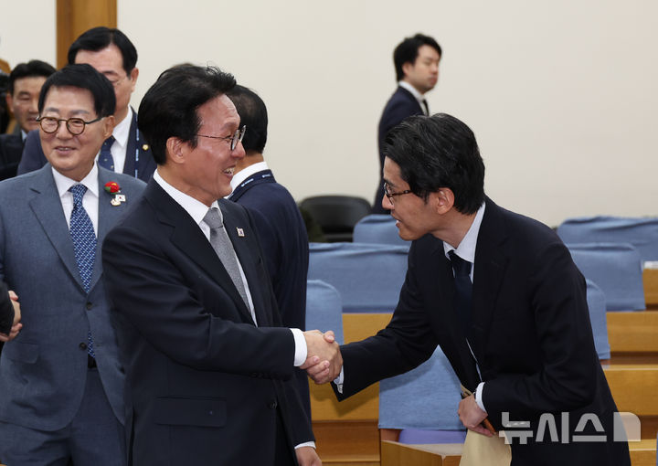 [서울=뉴시스] 김금보 기자 = 김민석 국무총리가 16일 서울 여의도 국회 의원회관에서 열린 제45차 한일·일한의원연맹 합동총회에 참석하며 인사를 나누고 있다. 2025.11.16. kgb@newsis.com