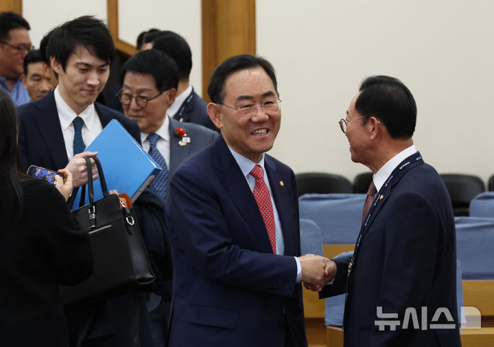 [서울=뉴시스] 김금보 기자 = 주호영 한일의원연맹 회장이 16일 서울 여의도 국회 의원회관에서 열린 제45차 한일·일한의원연맹 합동총회에 참석하며 인사를 나누고 있다. 2025.11.16. kgb@newsis.com