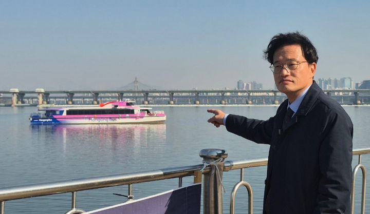 [서울=뉴시스] 김금보 기자 = 박주민 더불어민주당 서울시당 새서울준비특별위원회 위원장이 지난 16일 서울 송파구 잠실선착장 인근 한강버스 멈춤 사고 현장에서 사고 선박을 가리키고 있다. (사진=박주민 의원실 제공) 2025.11.16. photo@newsis.com *재판매 및 DB 금지