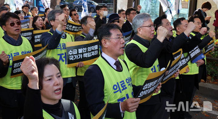 [서울=뉴시스] 이영환 기자 = 김택우 대한의사협회 회장 및 참석자들이 16일 오후 서울 여의도 국회 앞에서 열린 국민건강수호 및 의료악법저지를 위한 전국의사 대표자 궐기대회에서 구호를 외치고 있다. 2025.11.16. 20hwan@newsis.com