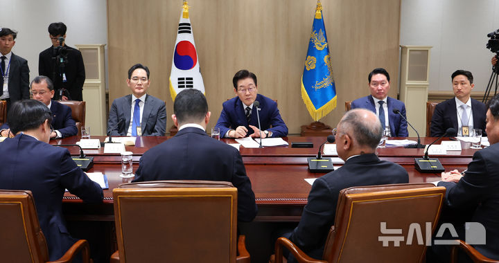 [서울=뉴시스] 고범준 기자 = 이재명 대통령이 16일 서울 용산 대통령실 청사에서 열린 한미 관세협상 후속 민관 합동회의에 참석하고 있다. (대통령실통신사진기자단) 2025.11.16. bjko@newsis.com