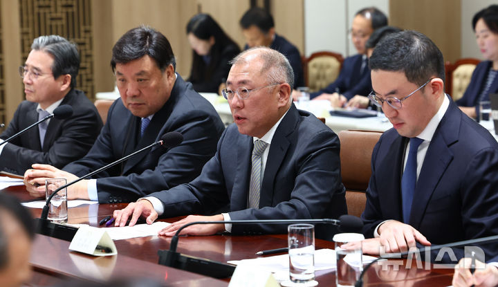 [서울=뉴시스] 고범준 기자 = 정의선 현대자동차 그룹 회장이 16일 서울 용산 대통령실 청사에서 열린 한미 관세협상 후속 민관 합동회의에서 발언하고 있다. (대통령실통신사진기자단) 2025.11.16. bjko@newsis.com