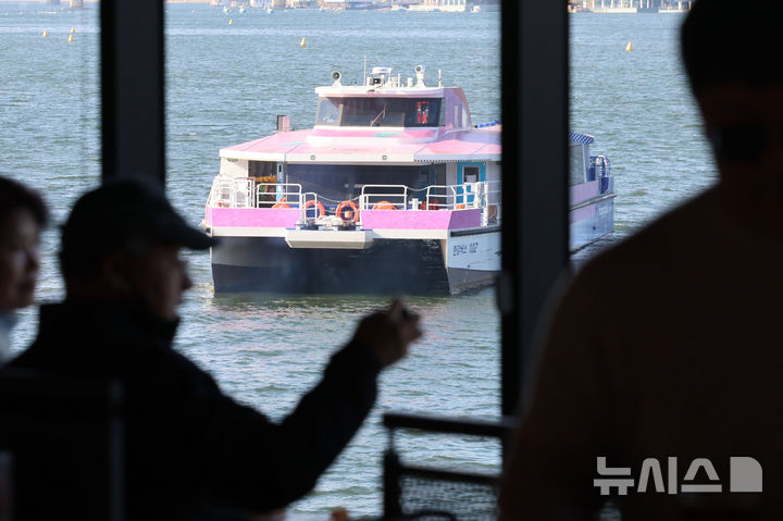 [서울=뉴시스] 권창회 기자 = 16일 서울 송파구 잠실선착장 인근에 한강버스가 운항 중단된 채 멈춰있다. 한강버스는 지난 15일 잠실선착장 인근 강바닥에 걸려 멈춰 일부 구간이 운항 중단됐다. 2025.11.16. kch0523@newsis.com