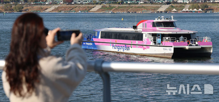 [서울=뉴시스] 권창회 기자 = 16일 서울 송파구 잠실선착장 인근에 한강버스가 운항 중단된 채 멈춰있다. 한강버스는 지난 15일 잠실선착장 인근 강바닥에 걸려 멈춰 일부 구간이 운항 중단됐다. 2025.11.16. kch0523@newsis.com