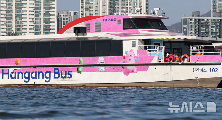 [서울=뉴시스] 권창회 기자 = 16일 서울 송파구 잠실선착장 인근에 한강버스가 운항 중단된 채 멈춰있다. 한강버스는 지난 15일 잠실선착장 인근 강바닥에 걸려 멈춰 일부 구간이 운항 중단됐다. 2025.11.16. kch0523@newsis.com