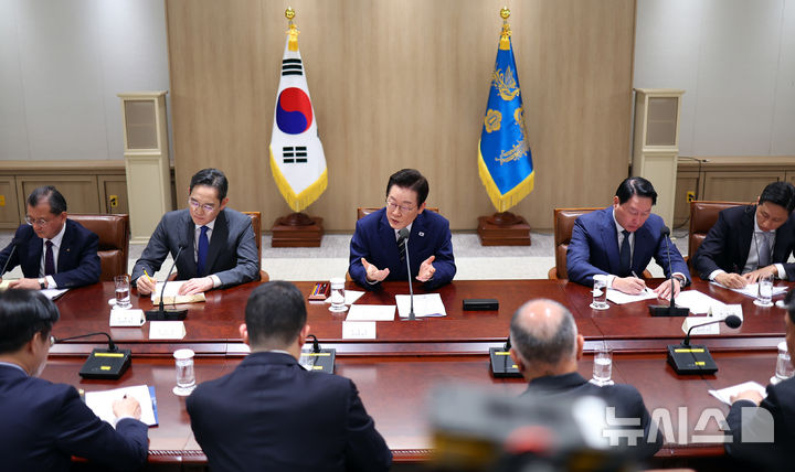 [서울=뉴시스] 고범준 기자 = 이재명 대통령이 16일 서울 용산 대통령실 청사에서 열린 한미 관세협상 후속 민관 합동회의에서 발언하고 있다. (대통령실통신사진기자단) 2025.11.16. bjko@newsis.com