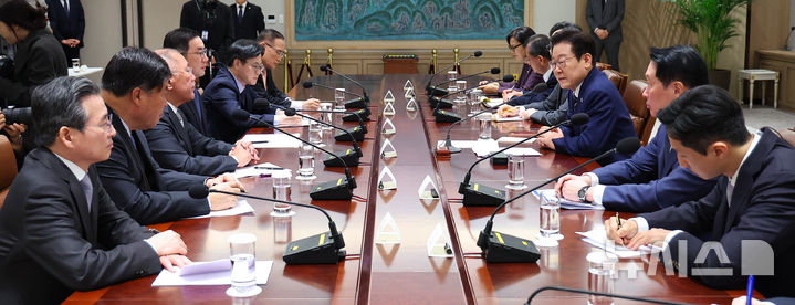 [서울=뉴시스] 고범준 기자 = 이재명 대통령이 16일 서울 용산 대통령실 청사에서 열린 한미 관세협상 후속 민관 합동회의에서 발언하고 있다. (대통령실통신사진기자단) 2025.11.16. bjko@newsis.com